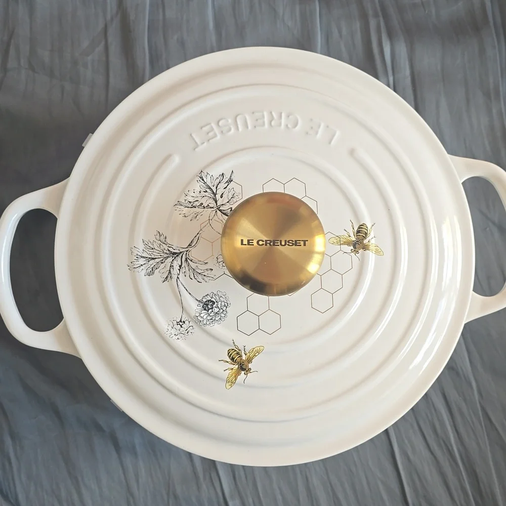 NEW Le Creuset Enameled Cast Iron Round Oven, 4 1/2-Qt.Honeycomb,Retail $500.00